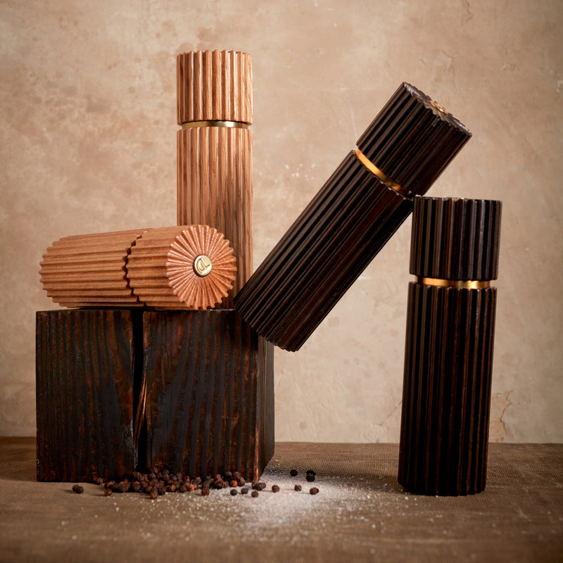 Ionic salt and pepper mills in natural and smoked oak with metal grinding mechanism
